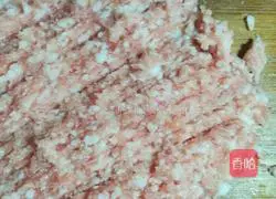 Illustration of how to make leek and pork wontons 1