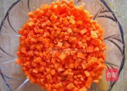 Illustration of how to make carrot and egg fried rice 1