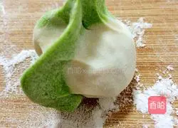 Illustration of how to squeeze dumplings 7