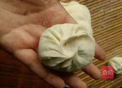 Illustration of how to make egg and fennel buns 9