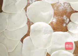 Illustration of how to make dragon bean and pork dumplings 6