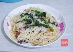 Illustration of how to make stir-fried noodles with shredded vegetables and pork 4