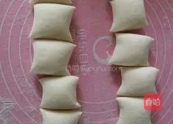 Illustration of how to make celery and pork buns 14