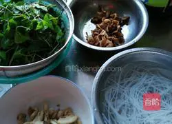Water chestnut leaves Illustration of how to make mushroom and vermicelli dumplings with oil residue 2