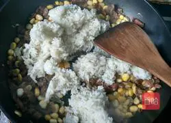 Illustration of how to make sausage fried rice 10