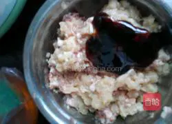 Illustration of how to make pork, chicken and corn kernel filling dumplings 3