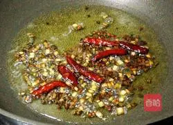 Illustration of how to make celery and shrimp dumplings 12