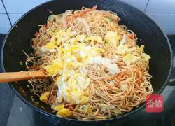 Illustration of how to make fried noodles 12