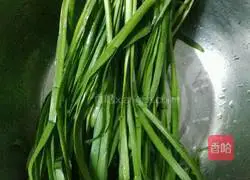 Illustration of how to make wontons with beef and leek stuffing 2