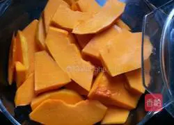 Illustration of how to make gold-rimmed rose steamed buns 4