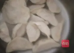 Illustration of how to make white radish and meat dumplings 15