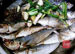 Illustration of how to grill fish in an electric pan 4