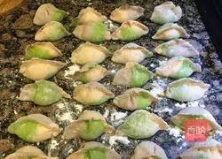 Illustration of how to make two-color dumplings 4