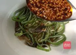 Illustration of how to make spicy and sour wontons 9