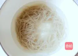 Illustration of how to make leek and egg vermicelli dumpling filling 3