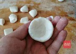 Illustration of how to make glutinous rice balls with peanut and mung bean paste 12