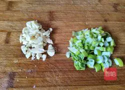 Illustration of how to make sauerkraut, braised pork and dried noodles with noodles 11