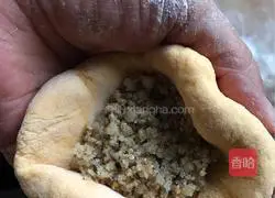 Illustration of how to make pumpkin, walnut and sesame steamed buns with little hedgehog and little rabbit 9