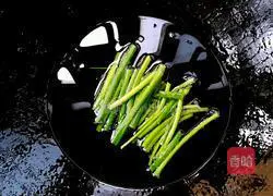 Illustration of how to make noodles with scallion oil 4