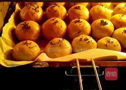 Illustration of how to make meat floss cakes 16