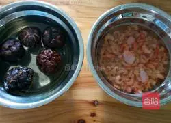 Illustration of how to make mushroom, shrimp, rice, leek and meat dumplings 1