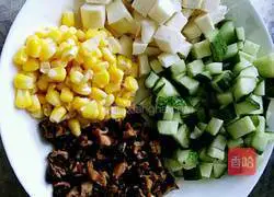 Illustration of how to make sausage and vegetable curry fried rice 1