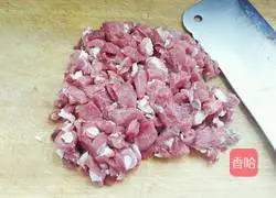 Illustration of how to make mutton dumpling stuffing 1