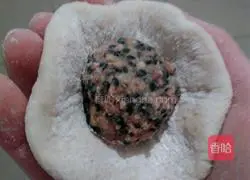 Illustration of how to make celery and pork dough pie 15