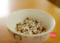 Illustration of how to make noodles with diced mushrooms and diced tomatoes 1