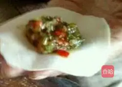 Illustration of how to make celery, pepper and pork dumplings 7