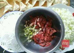 Illustration of how to make mutton wontons 6