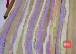 Illustration of how to make rainbow striped noodles 12