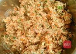 Illustration of how to make mushroom, carrot and pork dumplings 4