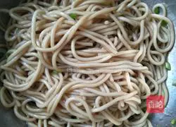 Illustration of how to make noodles with scallion oil 10