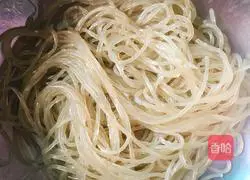 Illustration of how to make spicy vermicelli bun filling 2