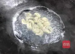 Illustration of how to make mini dumplings 18