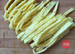 Illustration of how to make seaweed, egg and shrimp wontons 3