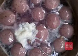 Illustration of how to make glutinous rice dumplings with sesame filling and boiled purple sweet potato and sweet wine eggs 5