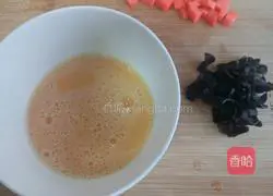 Illustration of how to make shrimp and egg fried rice 2