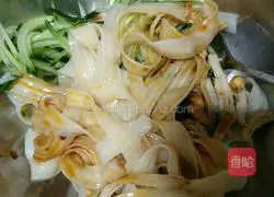 Chicken shreds and mix Illustration of making noodles 7