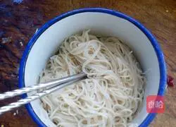 Illustration of how to make cold egg noodles 3