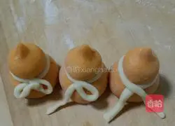 Illustration of how to make small gourd pumpkin steamed buns 14