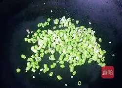 Illustration of how to make fried rice with green beans and ham 5