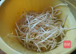 Illustration of how to make braised bean sprouts and shredded pork cakes 2