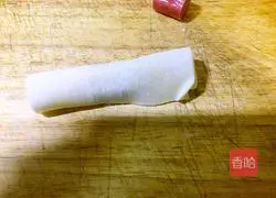 Illustration of how to make grilled sausages in wonton wrapper 3