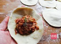 Illustration of how to make green onion and pork buns 13