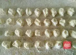 Pork Illustration of how to make cowpea filling dumplings 13