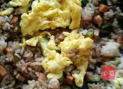 Illustration of how to make egg and ham fried rice 5