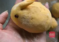 Illustration of how to make pumpkin, walnut and sesame steamed buns with little hedgehogs and rabbits 12