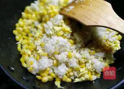 Illustration of how to make corn fried rice 5 